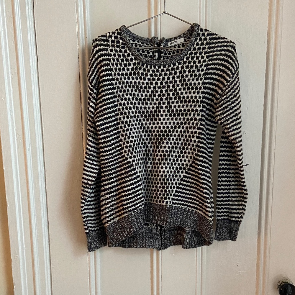Patterned Women's Sweater w/ Zippered Back